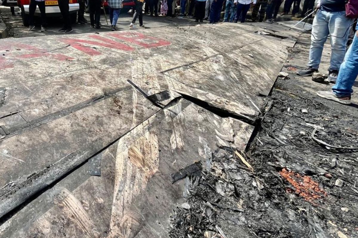 आकाश ठरलं काळ आकाश ठरलं काळ
