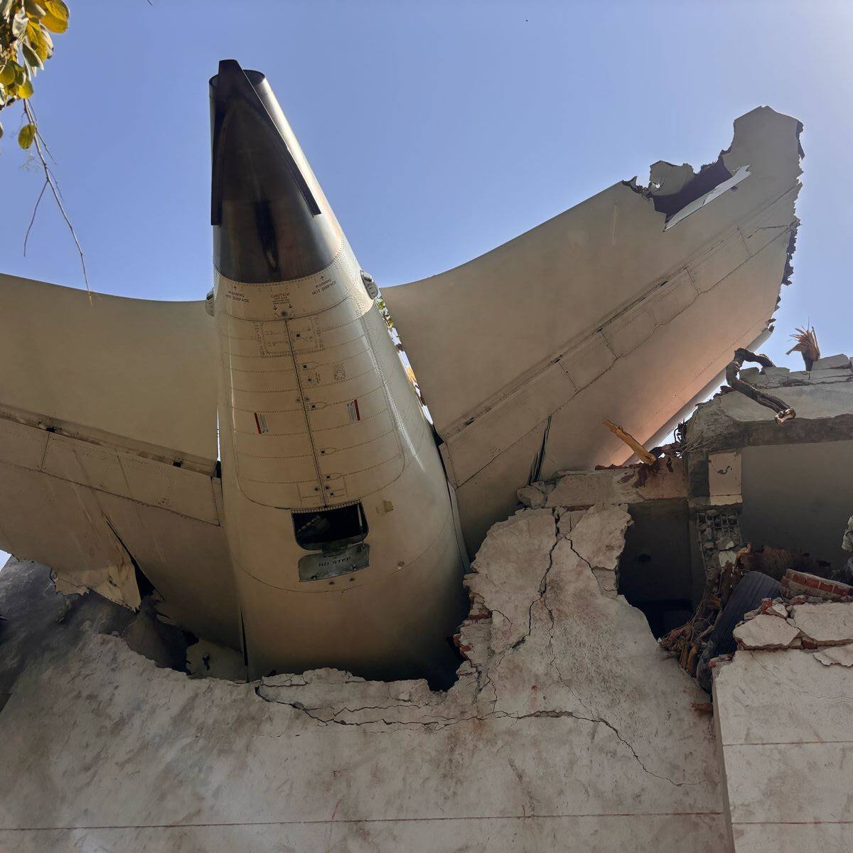 Airplane crash in Ahmedabad :మెడికల్ కాలేజీ హాస్టల్ పై కుప్పకూలిన విమానం..  మెడికోలు మృతి?