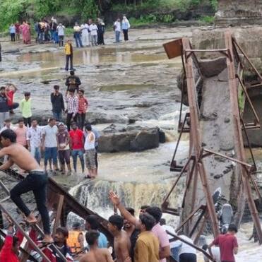 pune bridge collapse: పుణేలో కూలిన వంతెన.. ప్రమాదంలో 125 మంది పర్యాటకులు