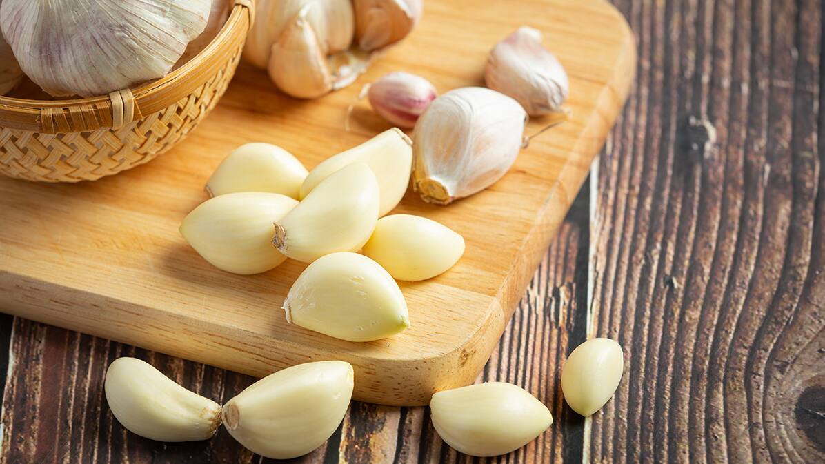 How To Peel Garlic Easily