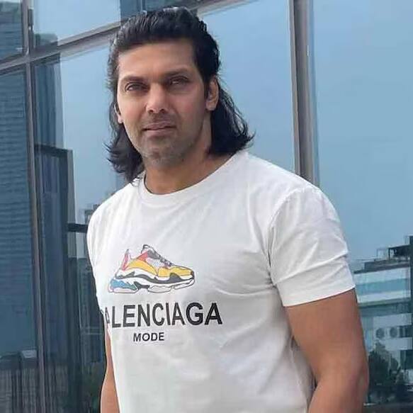 హీరో ఆర్య ఇంటిపై  ఐటీ శాఖ సోదాలు, స్టార్ హీరో వ్యాపారాలపై ఆకస్మిక దాడులు, కారణం ఏంటి?