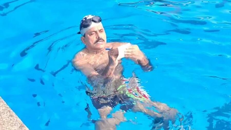 ವಿಶಿಷ್ಟ ರೀತಿಯಲ್ಲಿ ಯೋಗ ದಿನಾಚರಣೆ: ಈಜುತ್ತಲೇ ಪ್ರಧಾನಿಗೆ ಪತ್ರ ಬರೆದ ಈಜುಗಾರ!