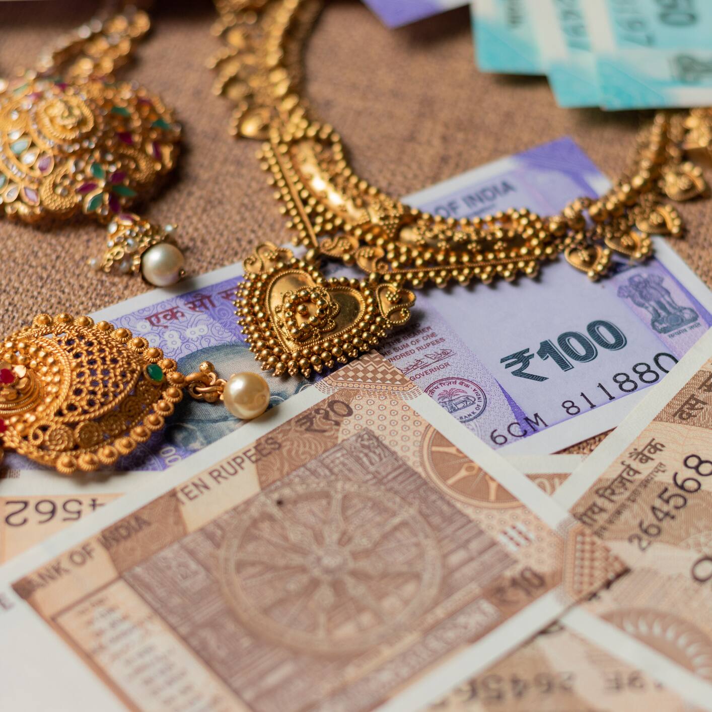 Gold scam: Hyderabad man finds rocks wrapped in sarees, one arrested in Karnataka