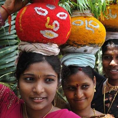 Bonalu 2025 :  రేవంత్ కేబినెట్ లో పూనకాలు లోడింగ్ ... హైదరాబాద్ బోనాలతో మాస్టర్ ప్లాన్