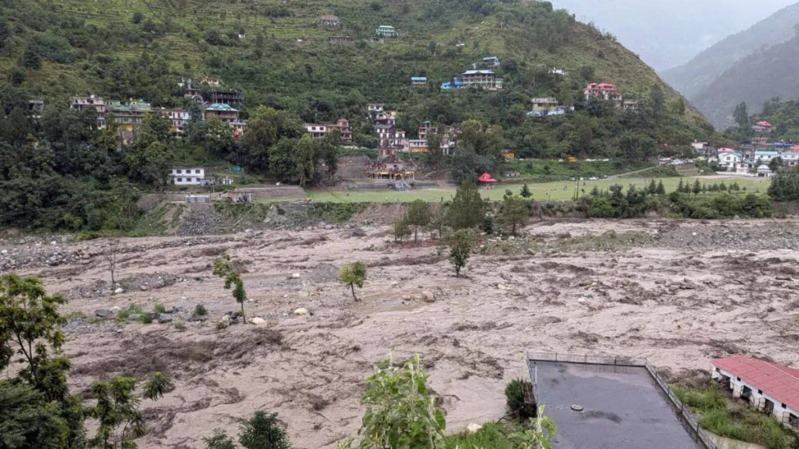 बादल फटने से हिमाचल प्रदेश में अचानक आई बाढ़ 