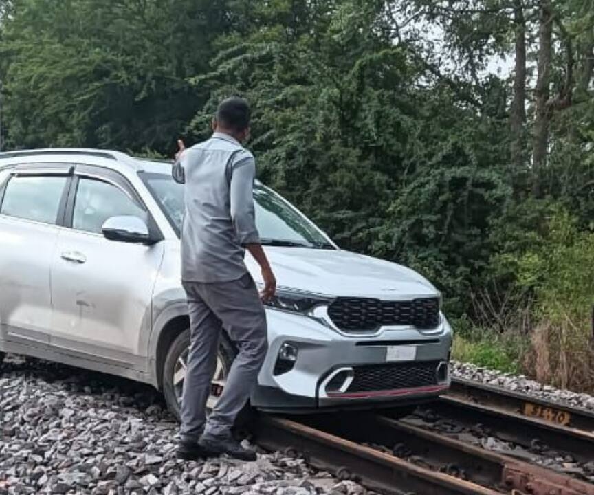 Viral Video: రైల్వే ట్రాక్‌పై కారుతో యువతి హల్‌చల్.. వైరల్ వీడియో