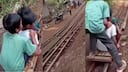 मिट्टी-लकड़ी और दिमाग से रची 'रेलवे लाइन, बच्चों की देसी इंजीनियरिंग का Video Viral
