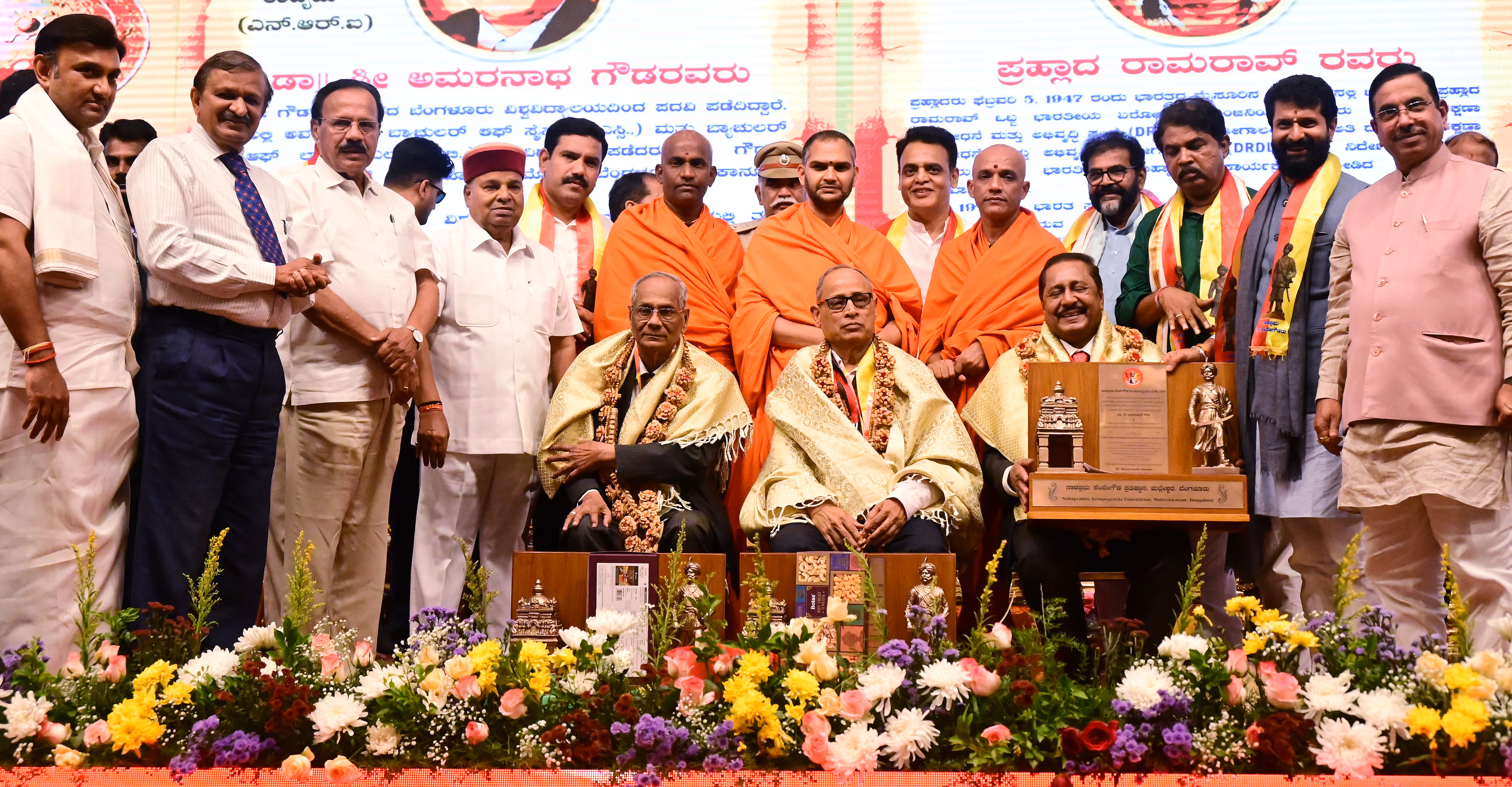 ನಾಡಪ್ರಭು ಕೆಂಪೇಗೌಡರ ಚಿಂತನೆಗಳನ್ನು ಮೈಗೂಡಿಸಿಕೊಂಡು ರಾಜ್ಯದ ಸಾಮಾಜಿಕ, ಆರ್ಥಿಕ, ಸಾಂಸ್ಕೃತಿಕ ಪ್ರಗತಿ ಹಾಗೂ ಸಮಾನತೆ ಮತ್ತು ಸಾಮರಸ್ಯಕ್ಕೆ ಪ್ರತಿಯೊಬ್ಬರು ಕೈಜೋಡಿಸಬೇಕು | Kempegowda Is A Pioneer Of Equality Governor Thaawarchand Gehlot