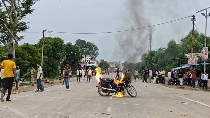 भीम आर्मी कार्यकर्ताओं का प्रयागराज में नग्न तांडव