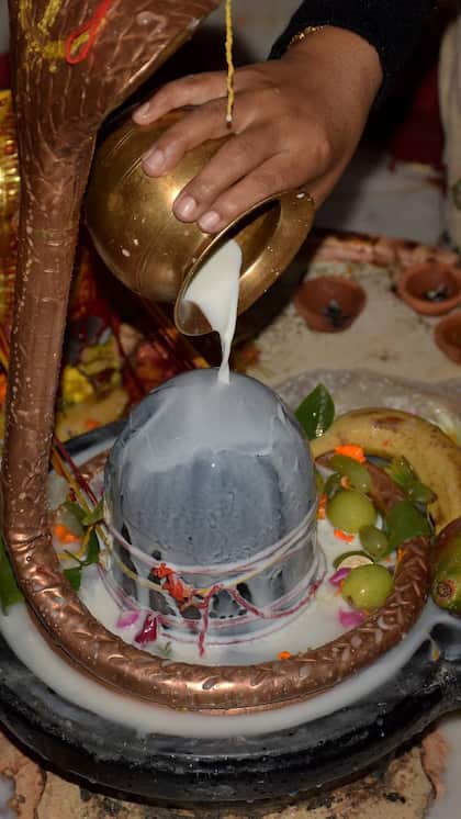 Sawan 2025: 5 rules for offering Bilva leaves to Shivling