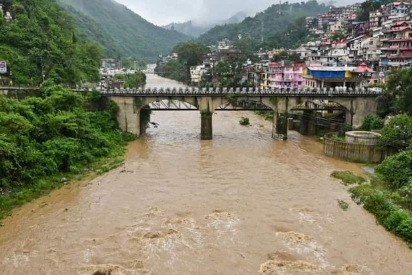 हिमाचल में बादल फटने सै 10 लोगों की मौत
