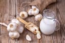 Garlic Milk Benefits: పాలల్లో వెల్లుల్లి వేసుకొని తాగడం వల్ల కలిగే ప్రయోజనాలేంటో తెలుసా?
