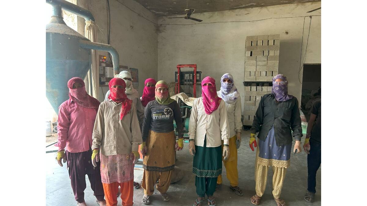 A group photo of women farmers trained by Gohemp, turning agricultural residue into eco friendly building bricks