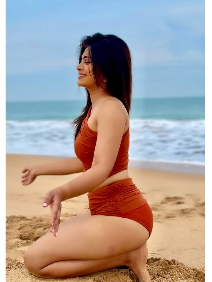 लेटेस्ट बिकिनी लूकमुळे चर्चेत