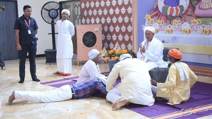 बाबा से लेकर बड़े अफसरों तक नाम शामिल