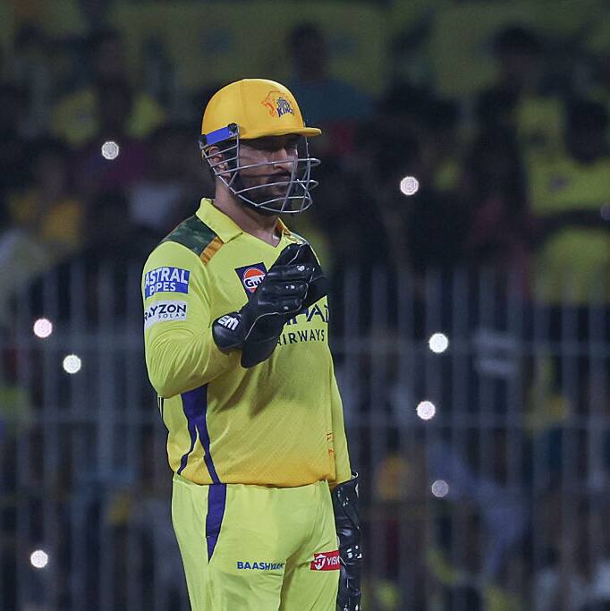 MS Dhoni birthday: Captain Cool cuts cake with JSCA stadium staff (WATCH)