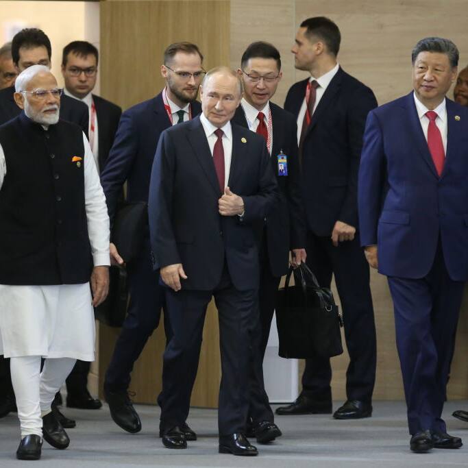 US Senator Urges “Bone-Crushing” Sanctions, 500% Tariffs on India and China Over Russian Oil Purchases