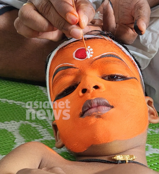 മാരിമാറ്റി അനുഗ്രഹം ചൊരിഞ്ഞ് കുഞ്ഞിത്തെയ്യം, മനം കുളിർക്കും കാഴ്ച