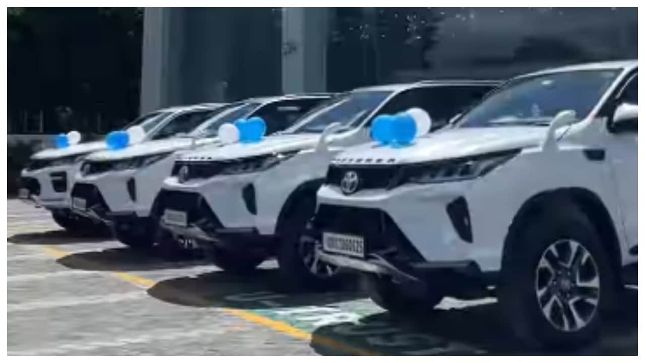 Viral Video Four friends bought four Fortuners together from the same showroom
