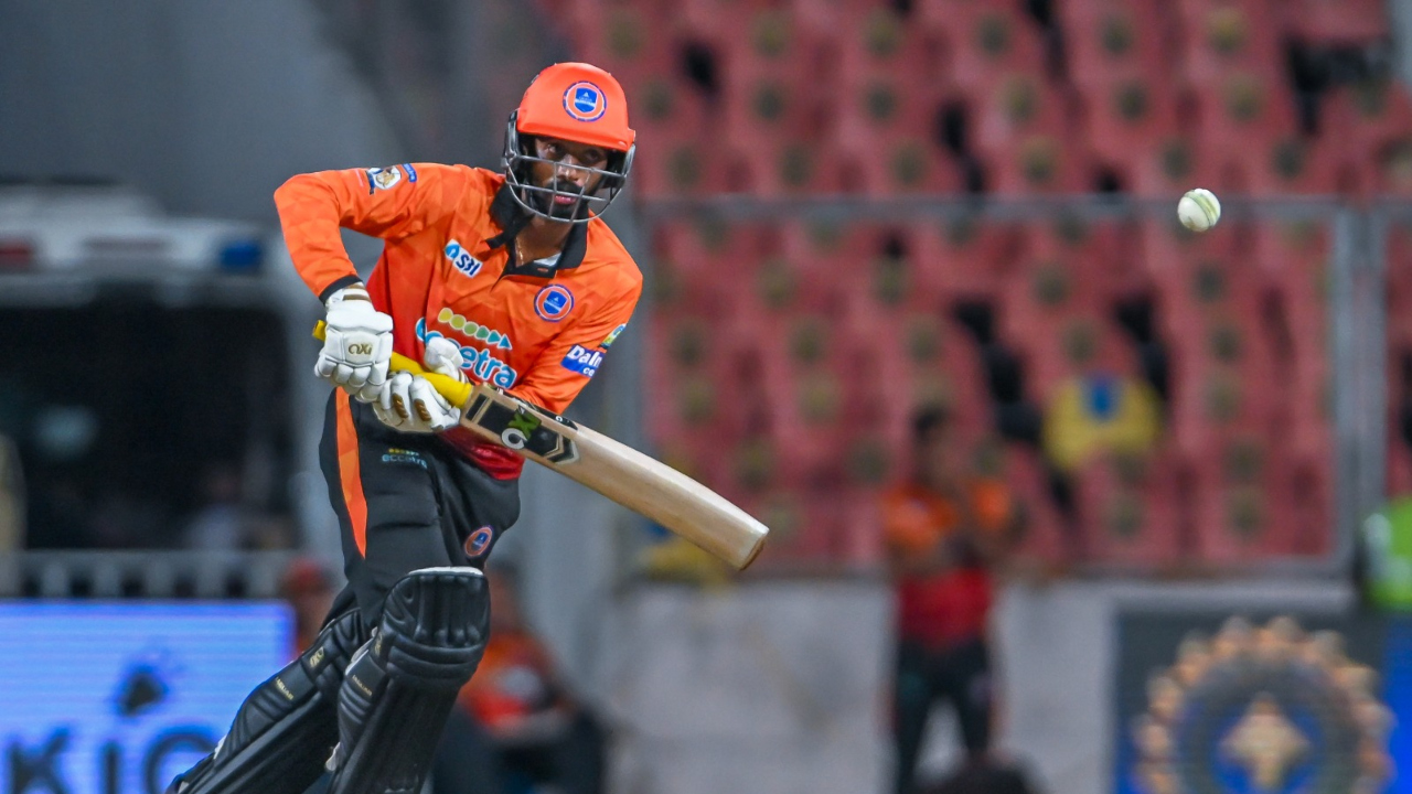 ബാറ്റിംഗും ബൗളിംഗും ഒരുപോലെ വഴങ്ങും; കേരള ക്രിക്കറ്റ് ലീഗിലെ സൂപ്പര്‍ സ്റ്റാറായി അഖില്‍ സ്‌കറിയ