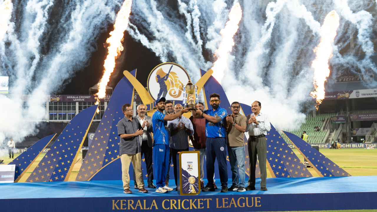 കിരീടത്തില്‍ മുത്തമിട്ട് കൊച്ചിയുടെ നീലക്കടുവകള്‍