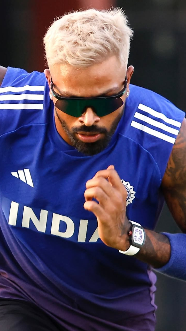 ஹர்திக் பாண்ட்யா அணிந்திருக்கும் வாட்ச் இத்தனை கோடிகளா? அடேங்கப்பா!