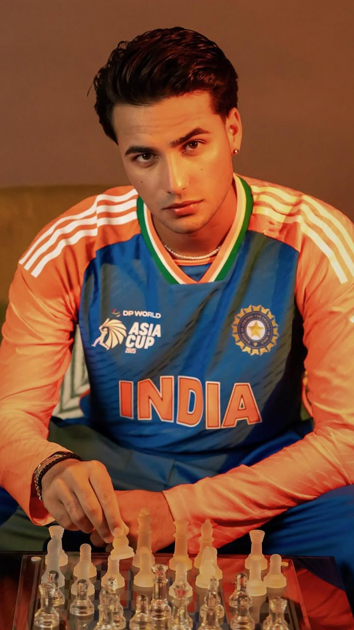 पाकिस्तान को धूल चटाने वाले अभिषेक शर्मा की देखें 10 डैशिंग फोटो