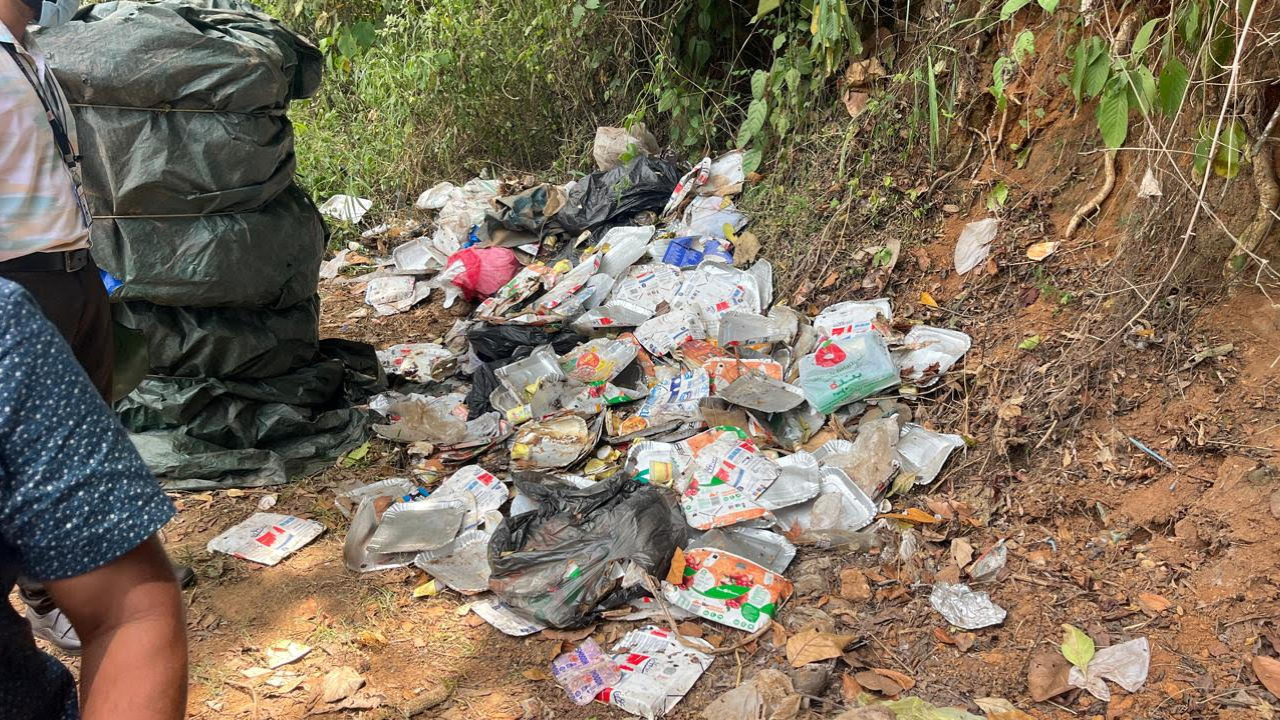 garbage; gift coupon found, fined Rs. 1 lakh garbage; gift coupon found, fined Rs. 1 lakh