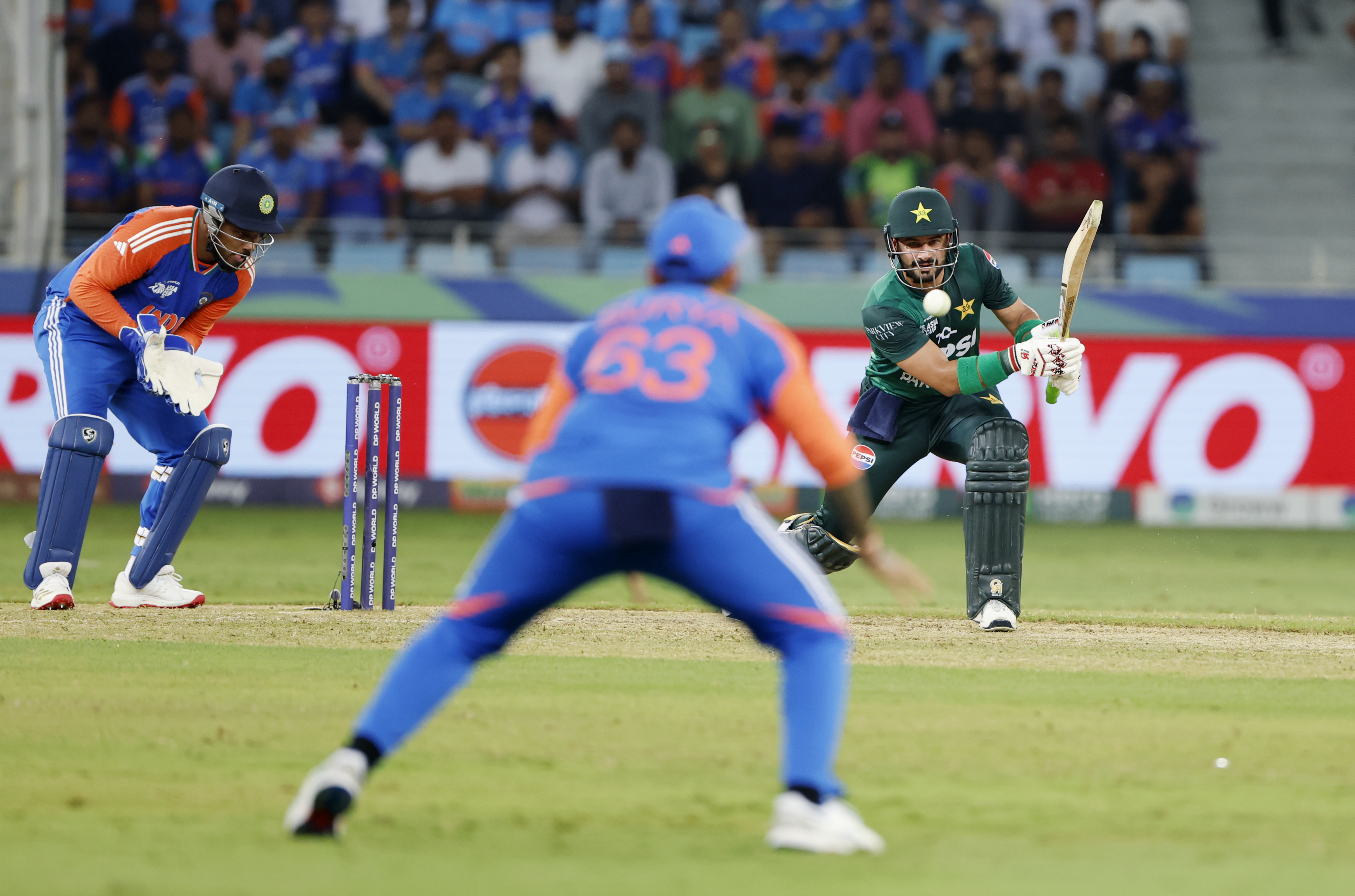 India vs Pakistan Asia Cup Final: पॉवरप्लेमध्ये भारतीय गोलंदाजांचा अचूक मारा, तरीही पाक सलामीवीरांनी पकड राखली!