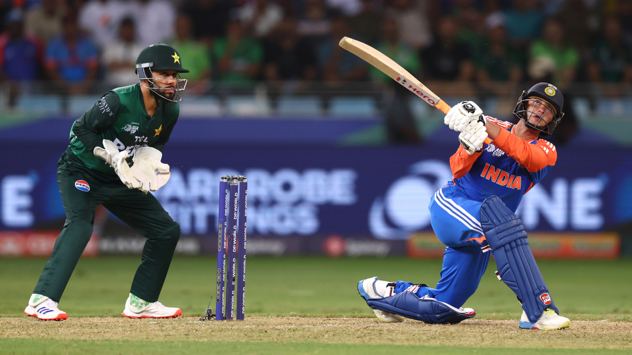 டி20 தரவரிசையில் புதிய வரலாறு படைத்த அபிஷேக் சர்மா! அதிக புள்ளிகளை பெற்ற முதல் வீரர்!