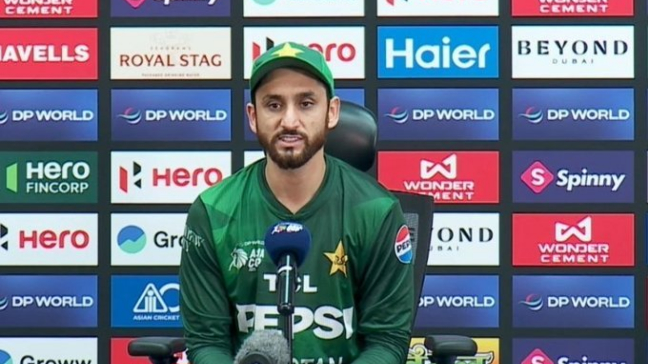 ಸೋಲಿನ ಹತಾಶೆ, ನಖ್ವಿ ಎದುರೇ ಪಾಕ್ ನಾಯಕ ಮಾಡಿದ್ದೇನು? ಚೆಕ್ ಎಸೆದ ವಿಡಿಯೋ ವೈರಲ್