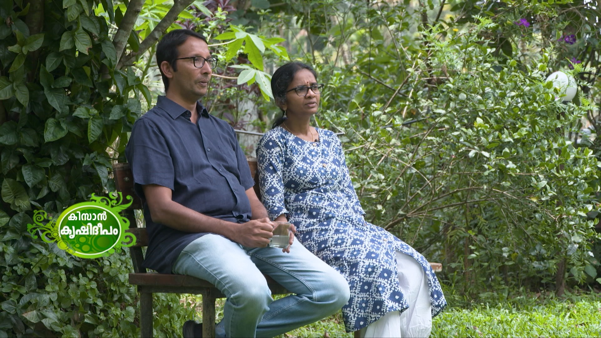 കാപ്പിക്കൃഷി വരുമാനമാക്കി രജിതയും സൂരജിത്തും