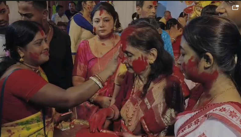 কৈলাসে ফিরে যাওয়ার পালা উমার, দশমীতে সিঁদুর খেলায় মাতলেন কৃষ্ণনগর রাজবাড়ির সদস্যরা