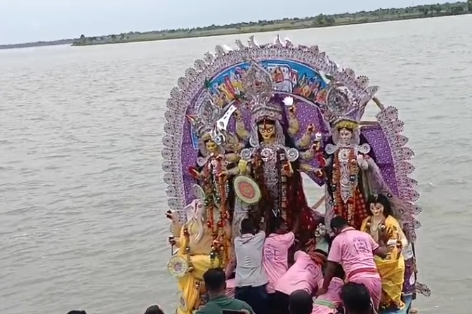 পান্তা ভাত, কচুশাক খাইয়ে উমা বিদায়, ইছামতীতে দুই দেশের প্রতিমা নিরঞ্জনে দর্শনার্থীদের ঢল