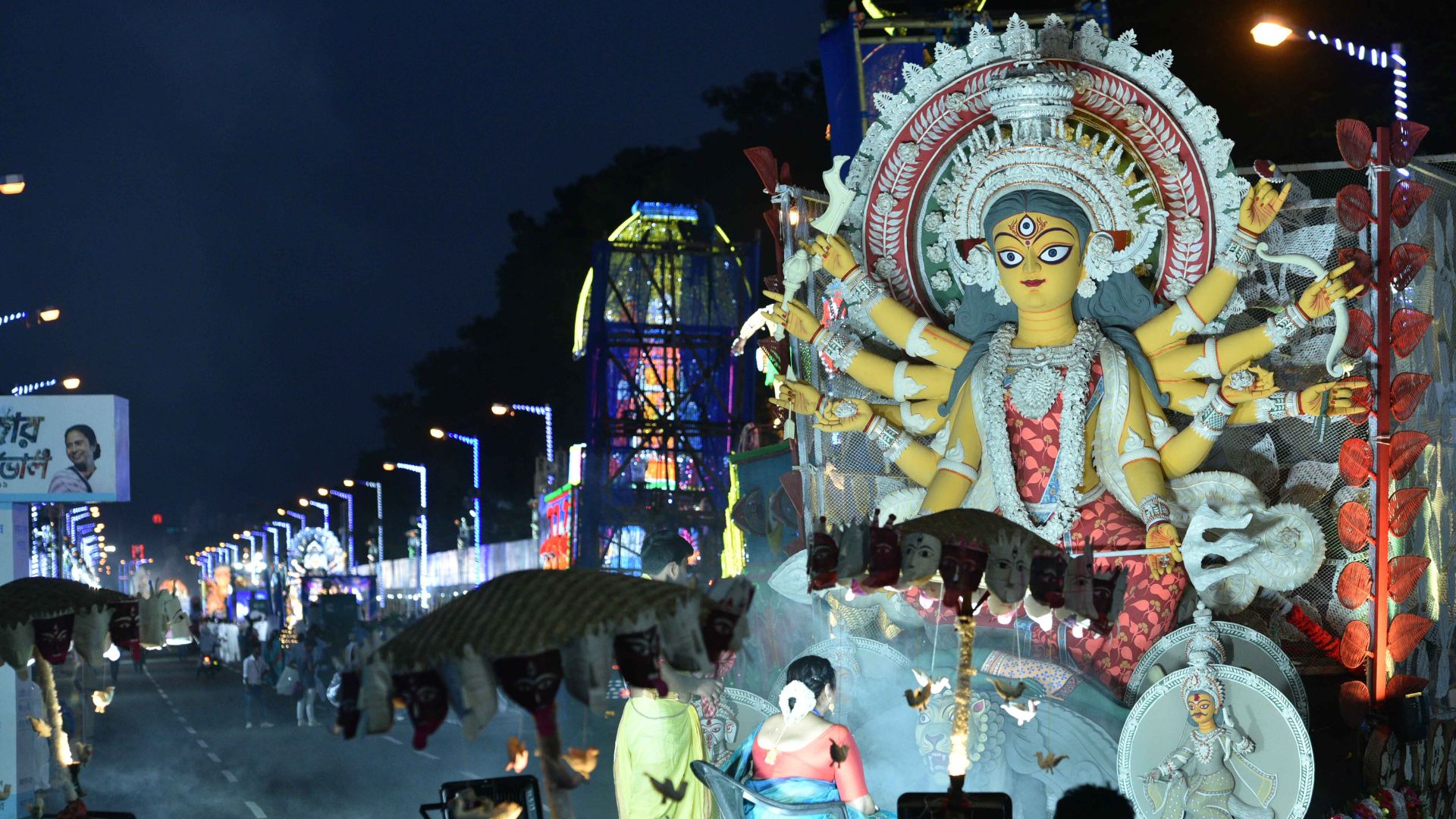 Durga Puja Carnival 2025: রেড রোডে জমজমাট দুর্গাপুজোর কার্নিভ্যাল, উপস্থিত বিদেশি দর্শকরাও