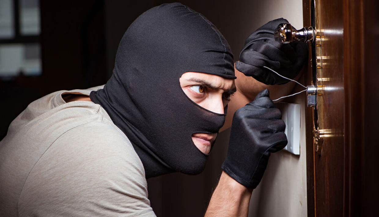 ಧೂಮ್ ಸಿನಿಮಾ ರೀತಿಯಲ್ಲಿ ಕೇವಲ ಏಳೇ ನಿಮಿಷದಲ್ಲಿ ದರೋಡೆ, 9 ಆಭರಣ ಮಾಯ