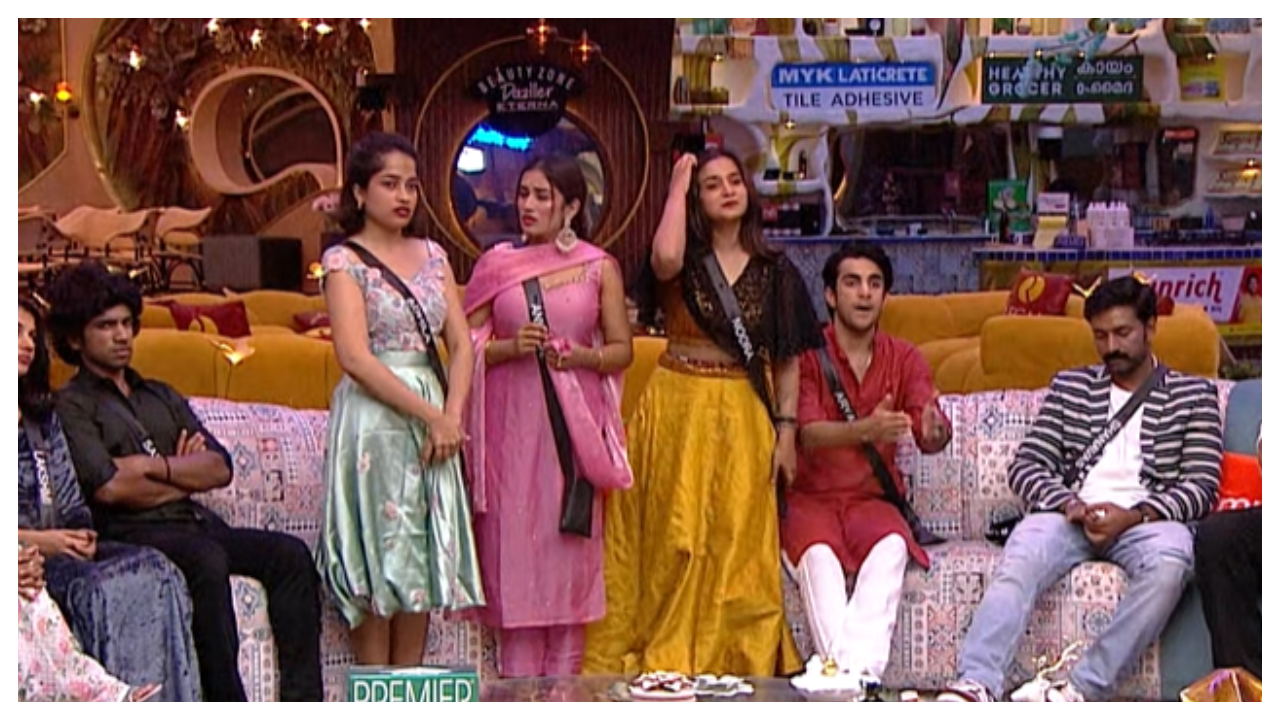 mohanlal warned pattaya girls in bigg boss