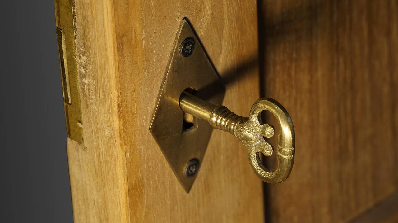 woman missing for 27 years finally found own house locked by parents in poland