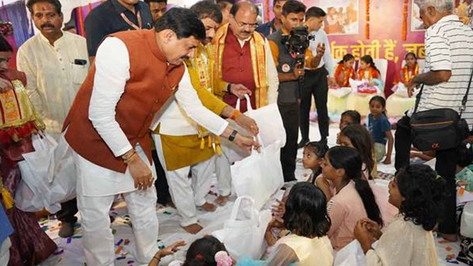 उज्जैन में सीएम मोहन यादव की अनोखी दीपावली, कुष्ठ रोगियों संग साझा की खुशियां