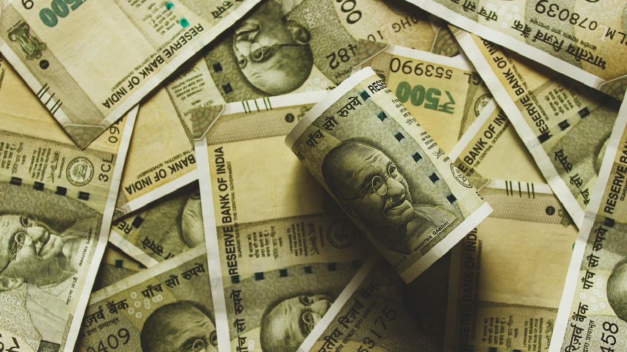 Those born on these dates earn a lot of money by doing high level jobs