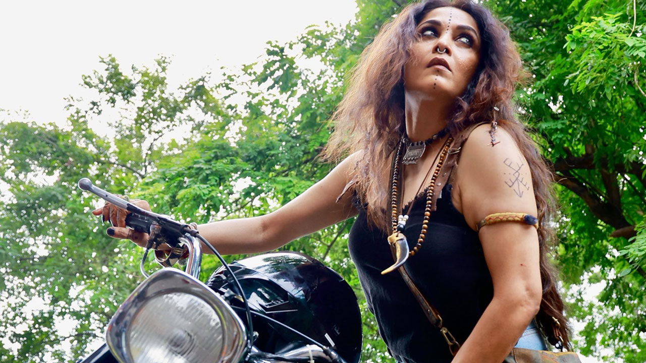 ರಾಜದೂತ್ ಏರಿದ ರಾಜಮಾತಾ ಶಿವಗಾಮಿ! ರಮ್ಯಾ ಕೃಷ್ಣನ್ ಈಗ ಗ್ಲಾಮರ್ ಗೊಂಬೆ!