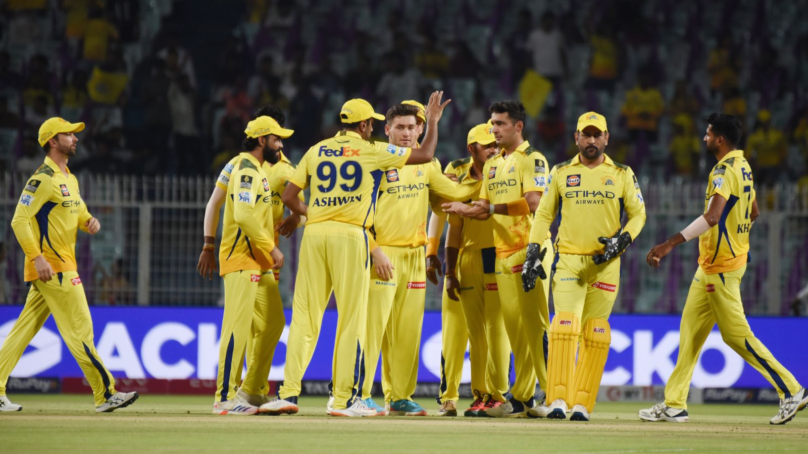 CSK IPL 2026: ধোনির টিমে বড় ধাক্কা! আসন্ন আইপিএল থেকে ছিটকে গেলেন এই তারকা বোলার?