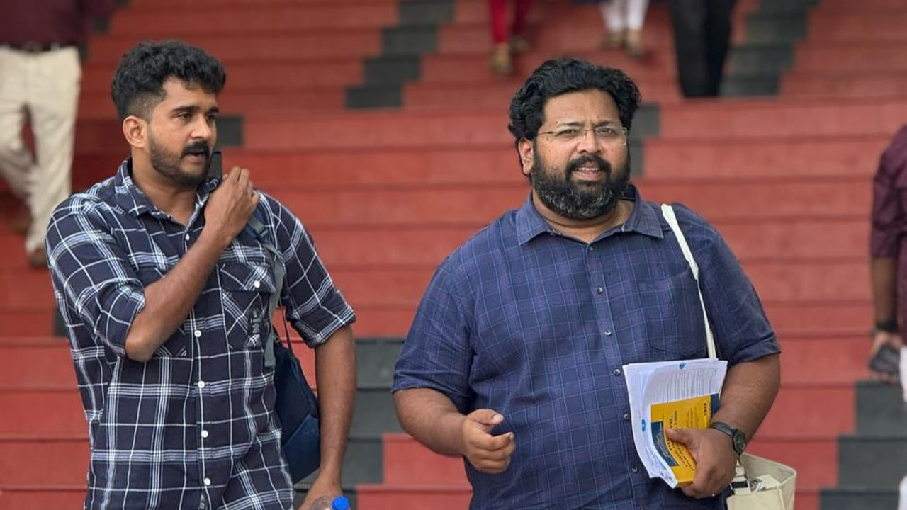 തെരഞ്ഞെടുപ്പ് ചൂടിനിടെ നേരെ പരീക്ഷാച്ചൂടും! ഓപ്പൺ ബുക്ക്‌ പരീക്ഷയായതുകൊണ്ട് കാര്യങ്ങൾ തരക്കേടില്ലെന്ന് കെഎസ് ശബരീനാഥൻ