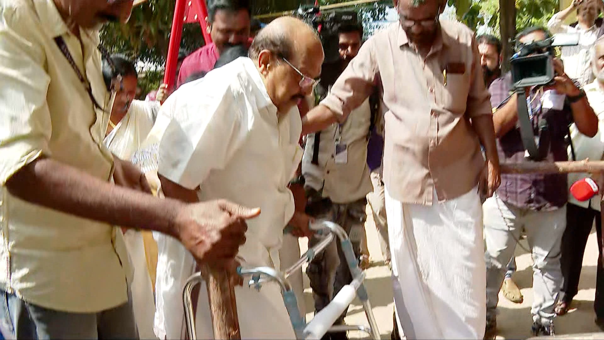 വാക്കറിൻ്റെ സഹായത്തോടെ പുന്നപ്രയിൽ വോട്ട് ചെയ്യാനെത്തി ജി.സുധാകരൻ