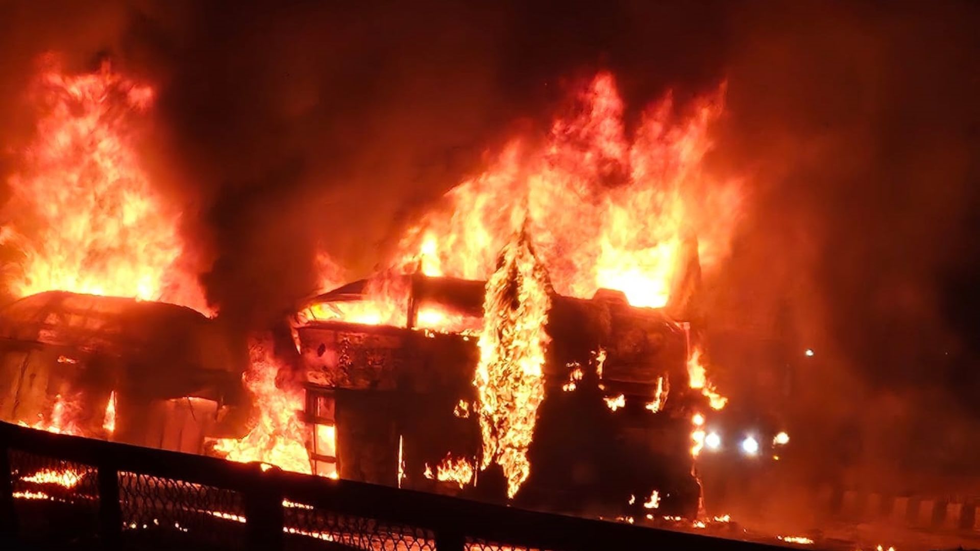 ಚಿತ್ರದುರ್ಗ ಬಸ್ ಅಗ್ನಿ ದುರಂತ: ಚಲಿಸುವ ಚಿತಾಗಾರ 'ಸ್ಲೀಪರ್ ಬಸ್'ಗಳ ಕರಾಳ ಸತ್ಯ ಬಯಲು