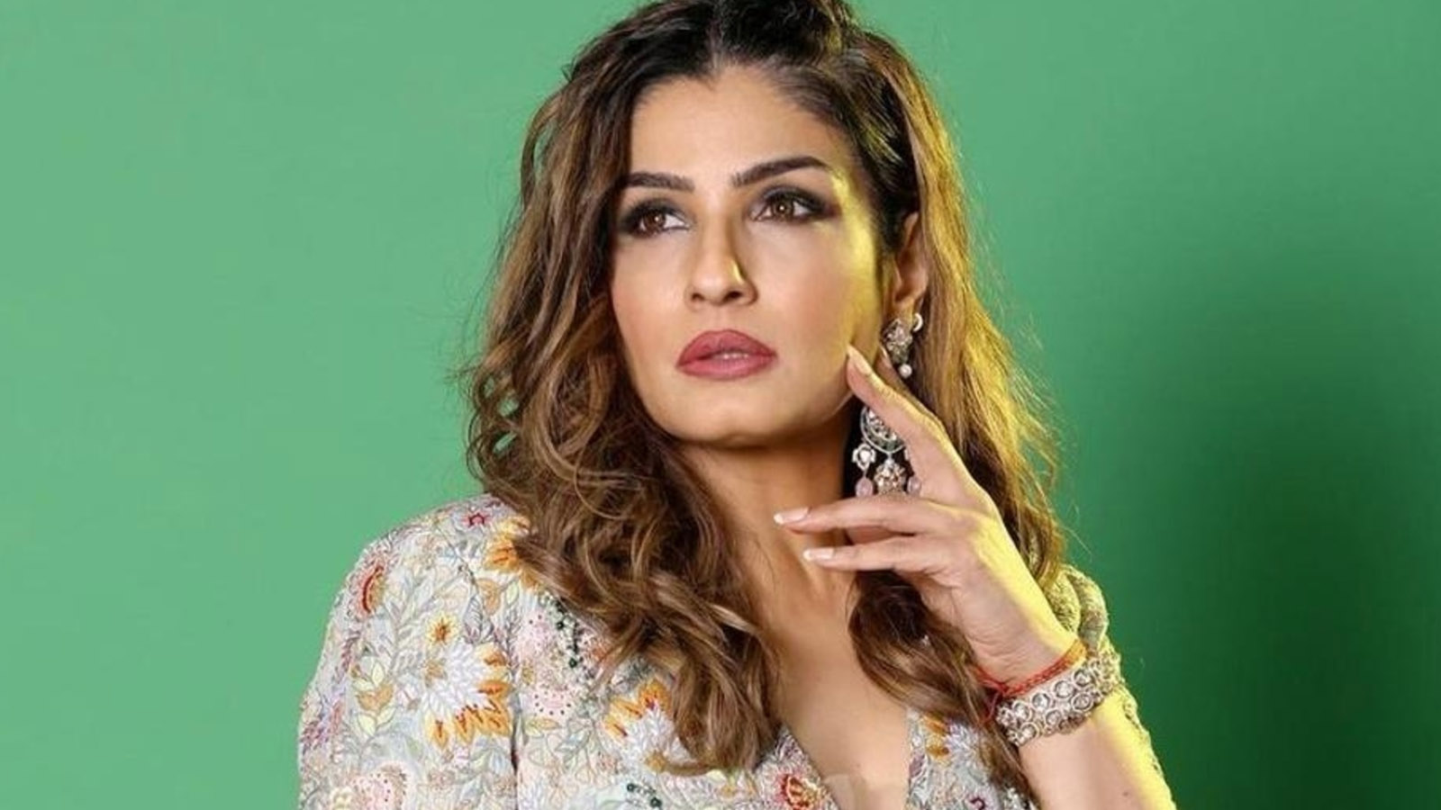 Raveena Tandon Gifts Gold Earrings to Paparazzi, Wins Hearts with Sweet Gesture | Watch