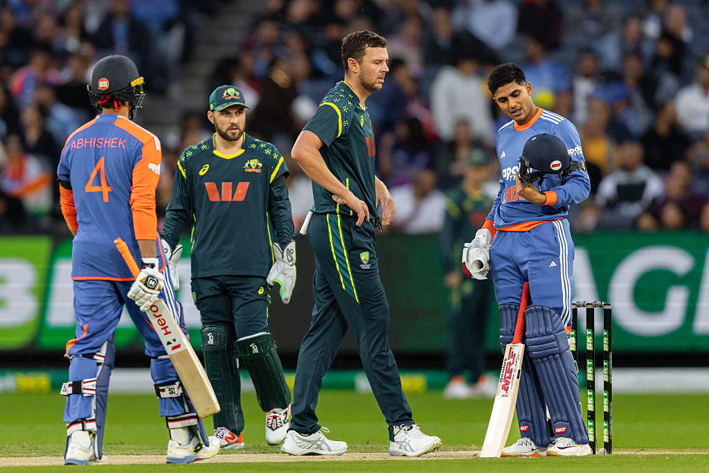 টি-২০ বিশ্বকাপ ২০২৬: ছিটকে গেলেন তারকা পেসার, উদ্বোধনের আগেই ধাক্কা খেল অস্ট্রেলিয়া