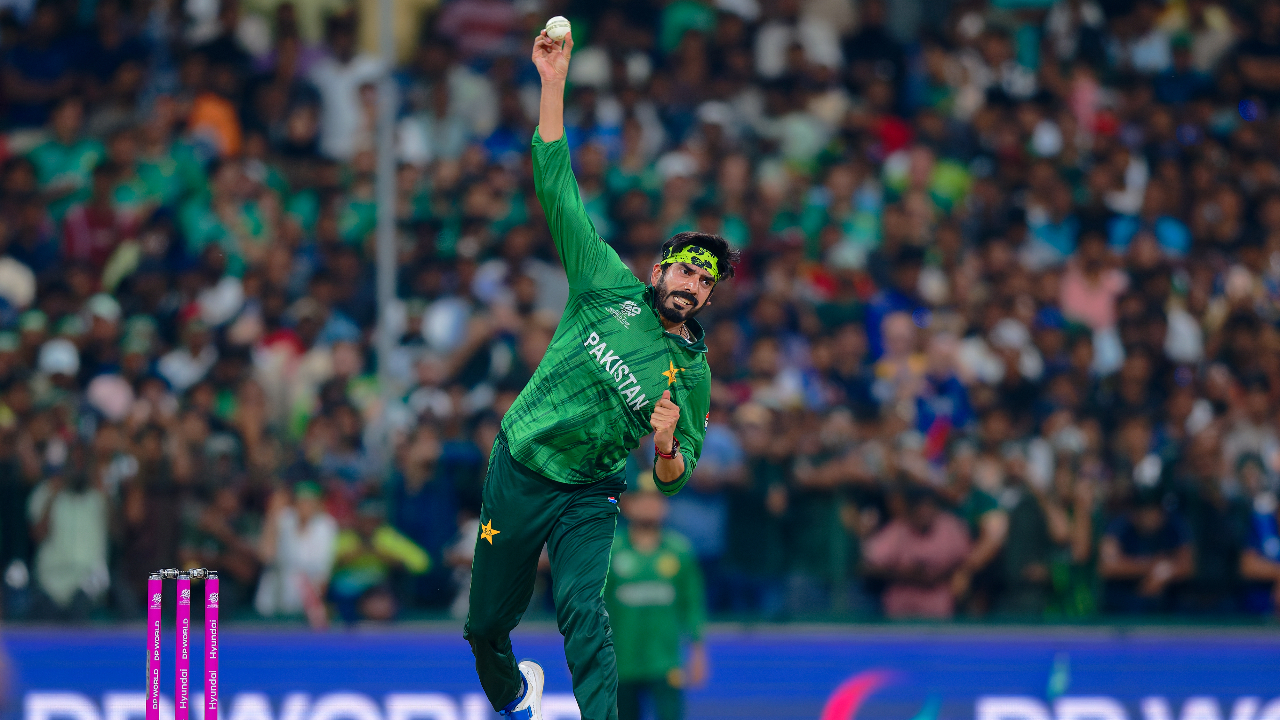 டி20 உலகக்கோப்பை.. பாகிஸ்தான் வீரர் விசித்திர பவுலிங் தவறானதா? ஐசிசி ரூல்ஸ் சொல்வது என்ன?