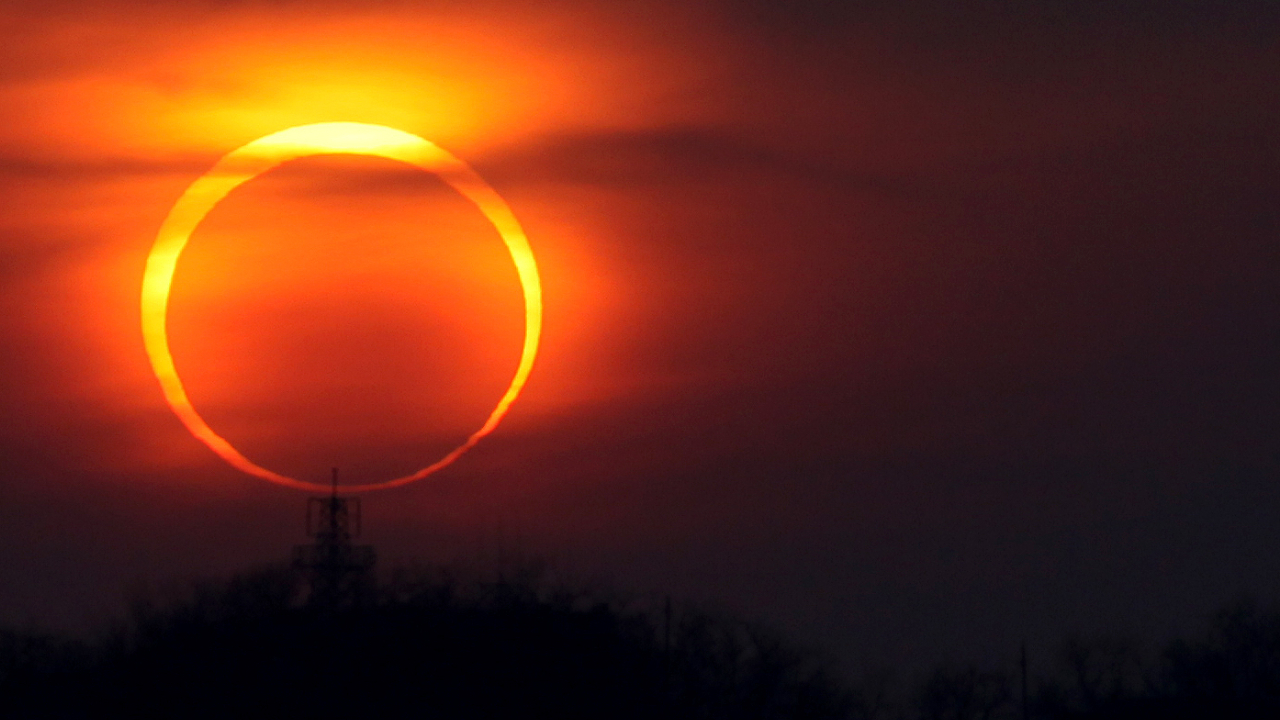 15 ದಿನಗಳಲ್ಲಿ ಆಕಾಶದಲ್ಲಿ ಡಬಲ್ ವಿಸ್ಮಯ: “ಅಗ್ನಿ ಉಂಗುರ” ಸೂರ್ಯಗ್ರಹಣ, ರಕ್ತ ಚಂದ್ರ ಉದಯ!