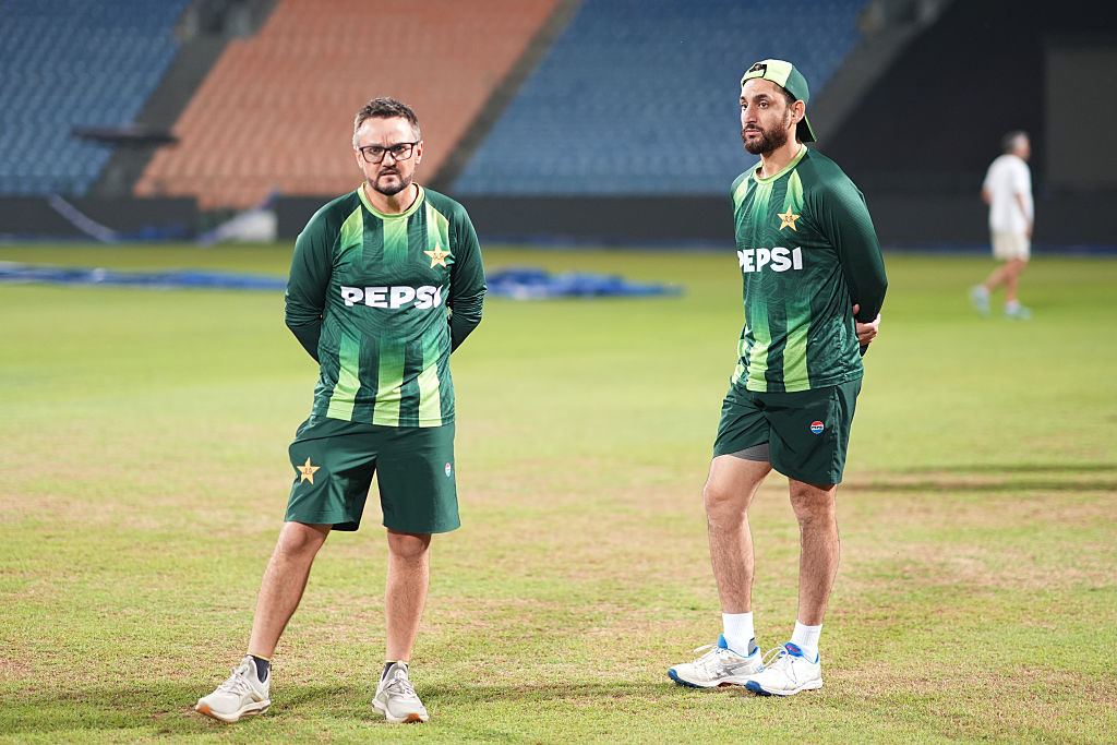 Pakistan Cricket News: বিশ্বকাপে খারাপ খেলার ফল? চাকরি যেতে পারে পাক কোচ মাইক হেসনের